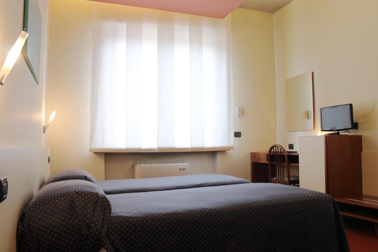 Hotel Oasi Tortona Luaran gambar